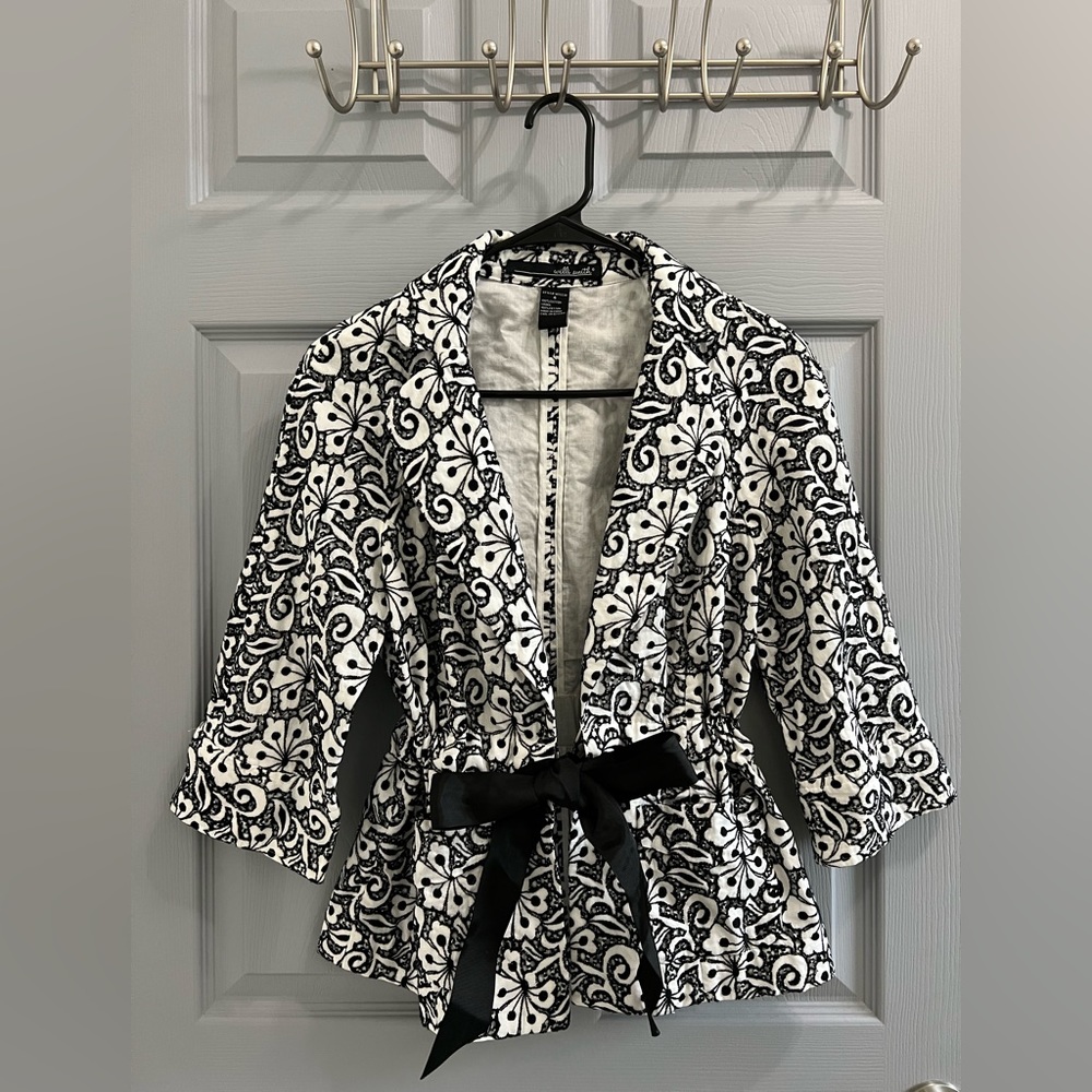 Willi Smith Brand size 4 jacket with adjustable waist.